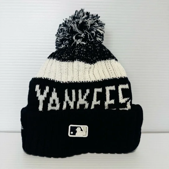 New Era MLB New York Yankees Blue and White Knit Beanie - Picture 5 of 7